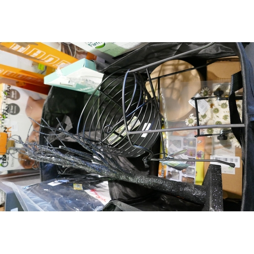 3095 - Car boot compartment divider containing additional storage and household items * This lot is subject... 