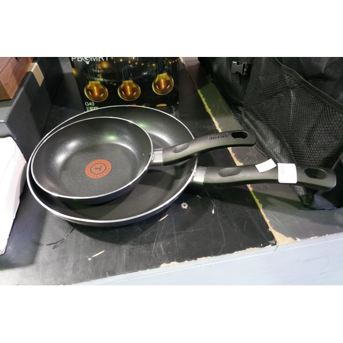 3096 - Two Tefal frying pans - mixed sizes * This lot is subject to VAT