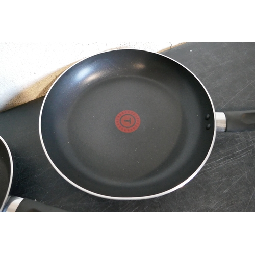 3096 - Two Tefal frying pans - mixed sizes * This lot is subject to VAT