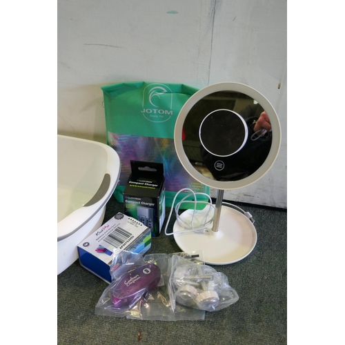 3106 - Washing up bowl of household accessories inc Beauty Mirror * This lot is subject to VAT