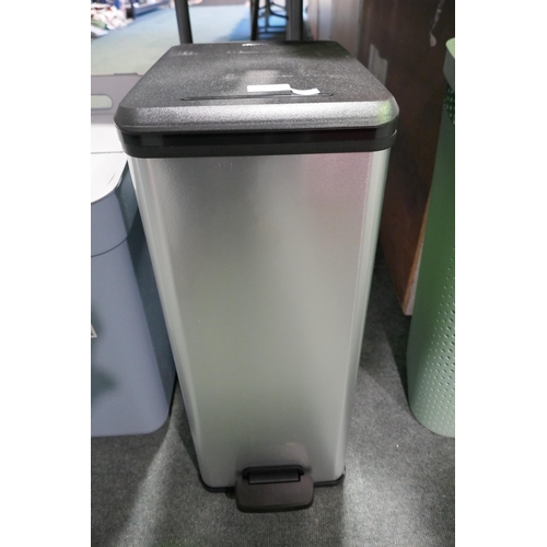 3123 - Curver rectangular kitchen bin * This lot is subject to VAT