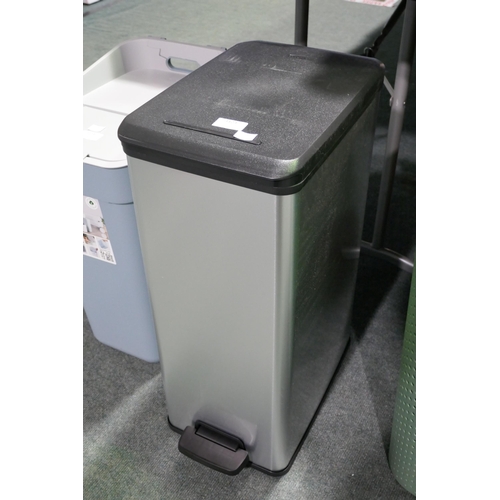 3123 - Curver rectangular kitchen bin * This lot is subject to VAT