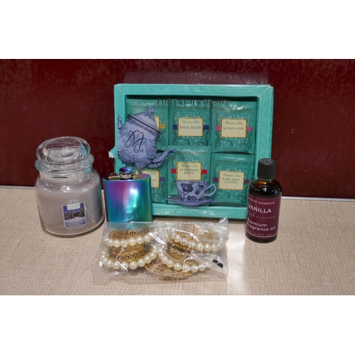 3131 - Yankee Candle Fortnum & Mason teabags, hip flask and napkin rings * This lot is subject to VAT