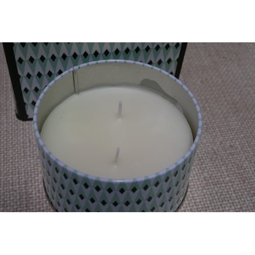 3153 - Lucky White Tea scented candle and penguin photo frame * This lot is subject to VAT