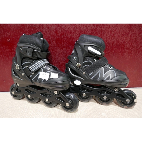 3156 - Pair of Ernan inline roller blades - size M * This lot is subject to VAT