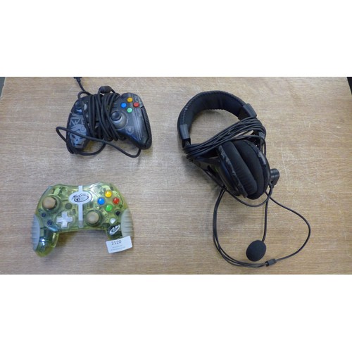 2120 - Xbox accessories including Turtle Beach Earforce X-12 Xbox 360 head set, Mad Catz Xbox 360 controlle... 