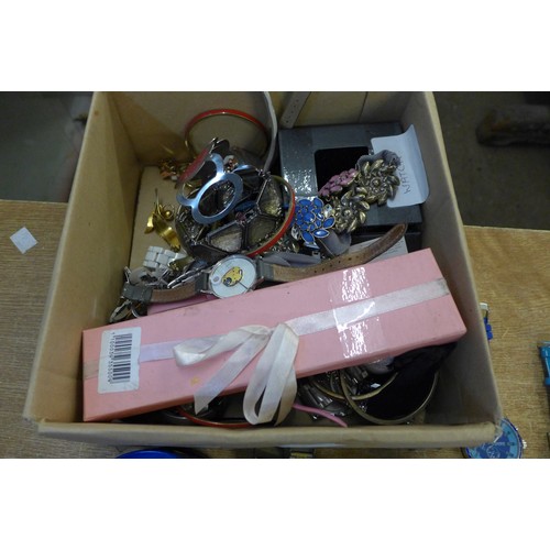 2126 - A box of watches