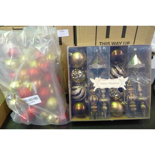 3390 - Assorted Christmas items *This lot is subject to vat