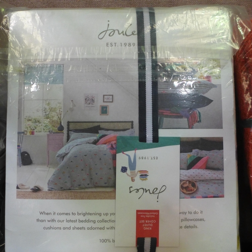 3400 - Assorted soft furnishings incl: Joules king duvet set *This lot is subject to vat