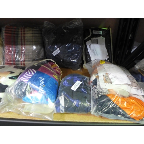 3401 - Assorted soft furnishings incl: memory foam pillow *This lot is subject to vat