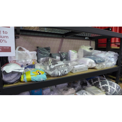 3403 - Assorted soft furnishings incl: weighted blanket *This lot is subject to vat