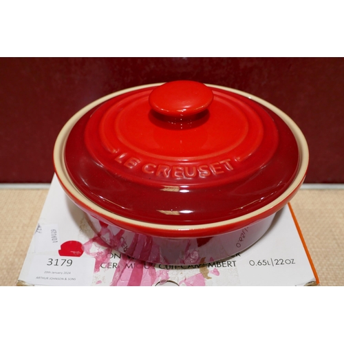 3179 - Le Creuset Camembert baking dish with lid - Colour red  * This lot is subject to vat