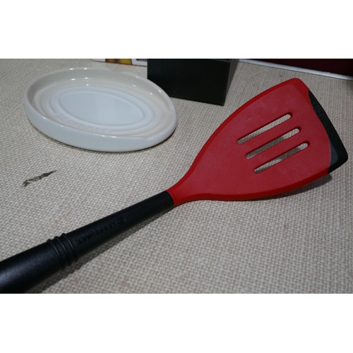 3182 - Le Creuset Sparkling wine stopper, spatula and oval spoon rest- colour - meringue - chipped * This l... 