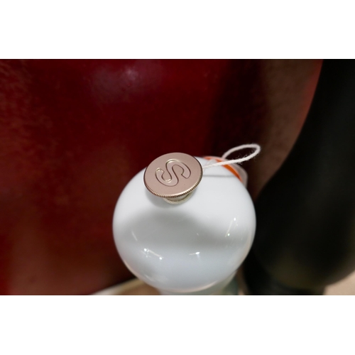 3185 - Le Creuset matte black pepper mill and coastal blue salt mill  * This lot is subject to vat