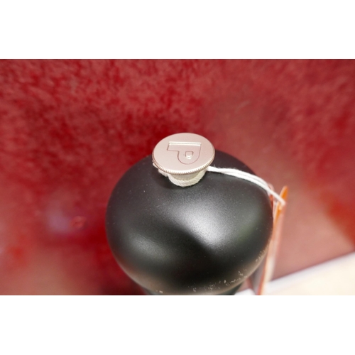 3185 - Le Creuset matte black pepper mill and coastal blue salt mill  * This lot is subject to vat