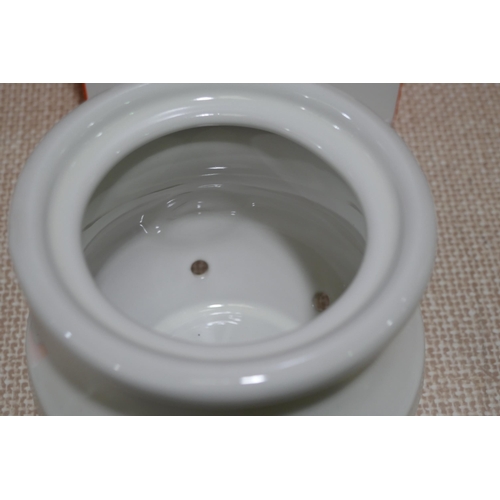 3186 - Le Creuset 420ml garlic keeper - colour meringue * This lot is subject to vat