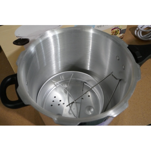 3204 - Prestige 6L aluminium pressure cooker and steamer *This lot is subject to vat