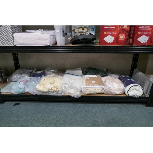 3215 - Quantity of assorted soft furnishings incl: pillow, electric blanket, sofa cover, bed sheets *This l... 