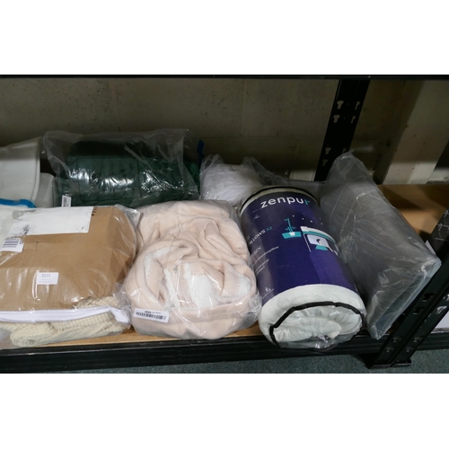 3215 - Quantity of assorted soft furnishings incl: pillow, electric blanket, sofa cover, bed sheets *This l... 