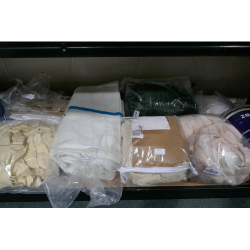 3215 - Quantity of assorted soft furnishings incl: pillow, electric blanket, sofa cover, bed sheets *This l... 