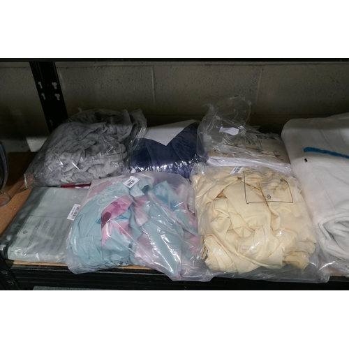 3215 - Quantity of assorted soft furnishings incl: pillow, electric blanket, sofa cover, bed sheets *This l... 