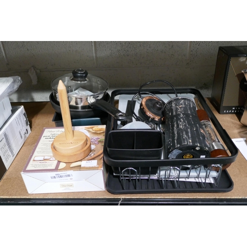 3217 - Assorted homewares inc: baking and cooking accessories *This lot is subject to vat