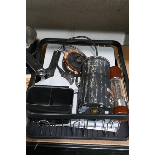 3217 - Assorted homewares inc: baking and cooking accessories *This lot is subject to vat