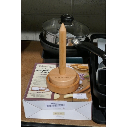 3217 - Assorted homewares inc: baking and cooking accessories *This lot is subject to vat