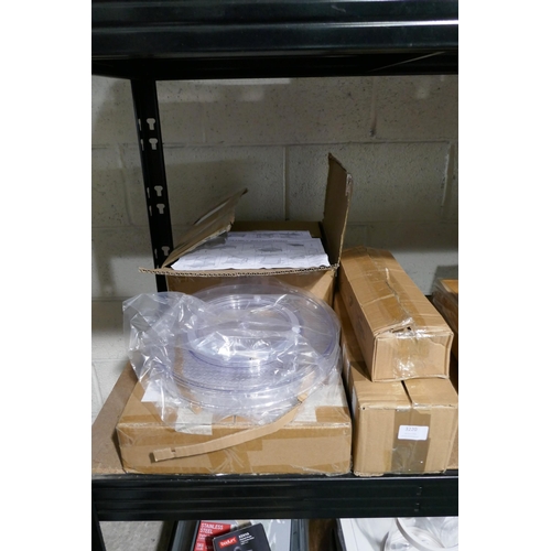 3220 - Assorted homewares incl: coat hangers & Lazy Susan *This lot is subject to vat