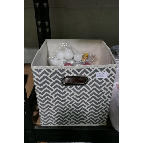 3224 - Assorted Christmas accessories *This lot is subject to vat