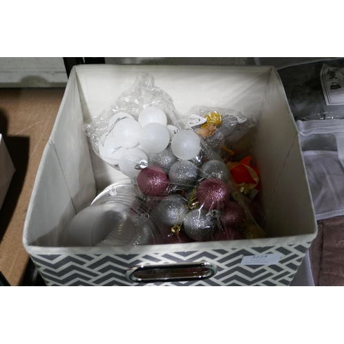 3224 - Assorted Christmas accessories *This lot is subject to vat