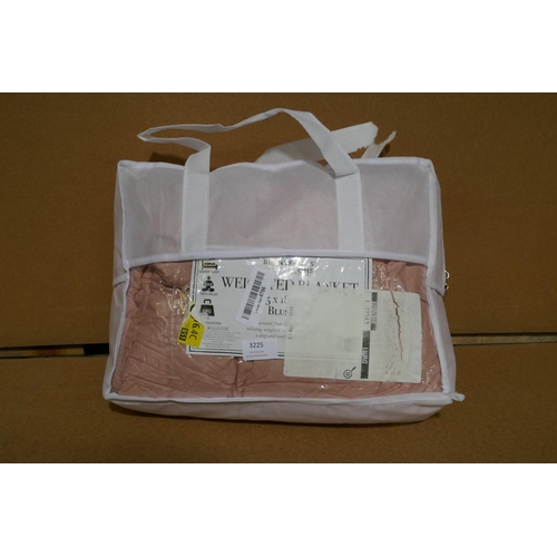 3225 - Pink weighted blanket, 150 x 180cm, 6kg *This lot is subject to vat