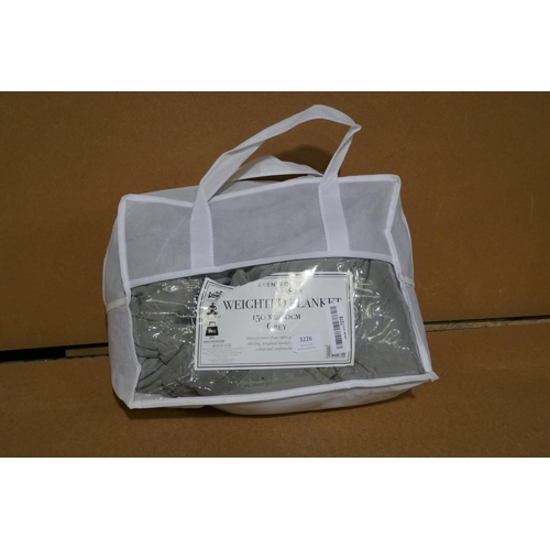 3226 - Grey weighted blanket, 150 x 200cm, 8kg *This lot is subject to vat