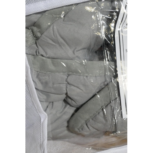 3226 - Grey weighted blanket, 150 x 200cm, 8kg *This lot is subject to vat