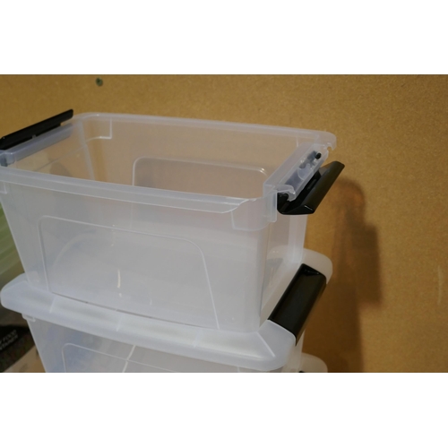 3227 - Plastic storage containers & food containers *This lot is subject to vat