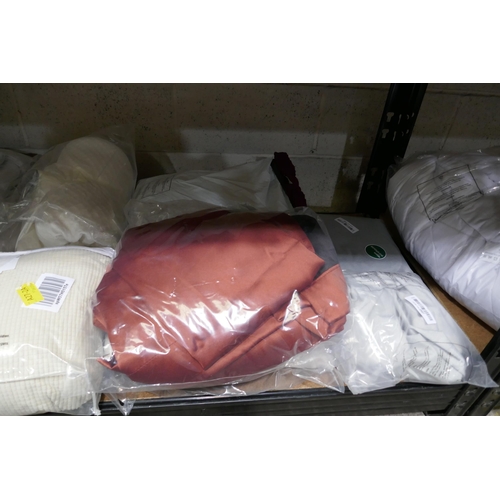 3261 - Quantity of soft furnishings, incl:cushion covers, blankets, bed linen, etc. *This lot is subject to... 