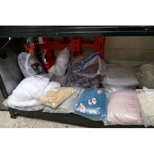 3261 - Quantity of soft furnishings, incl:cushion covers, blankets, bed linen, etc. *This lot is subject to... 