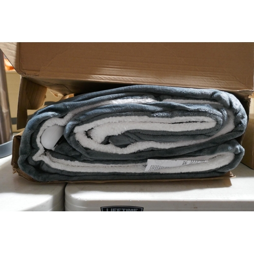 3268 - Electric heated blanket *This lot is subject to vat