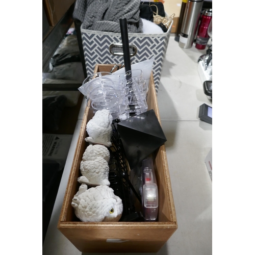 3276 - Assorted miscellaneous household items *This lot is subject to vat