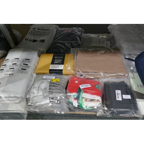 3278 - assorted soft furnishings and an Intex Airbed *This lot is subject to vat