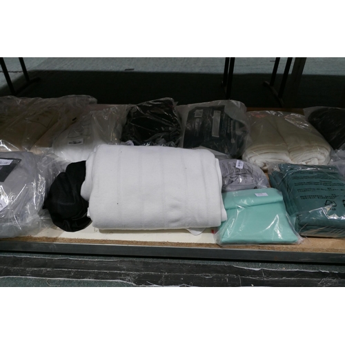 3279 - Assorted soft furnishings incl: two electric blankets & a weighted blanket *This lot is subject to v... 