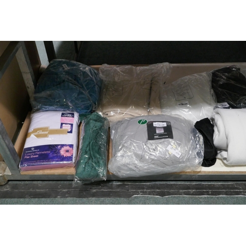 3279 - Assorted soft furnishings incl: two electric blankets & a weighted blanket *This lot is subject to v... 