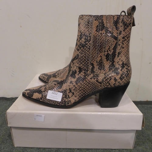 3452 - Snake print heeled ankle boots - UK 8