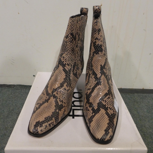 3452 - Snake print heeled ankle boots - UK 8