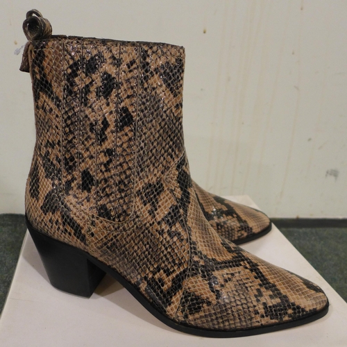 3452 - Snake print heeled ankle boots - UK 8