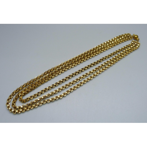 1018 - A triple strand gold tone necklace, magnetic fastener