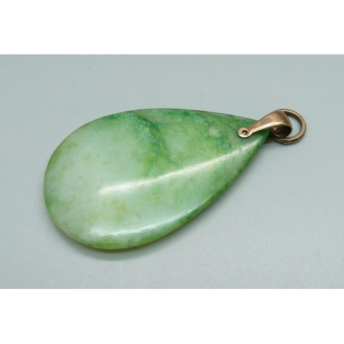 1020 - A yellow metal mounted green stone pendant, 34mm x 55mm