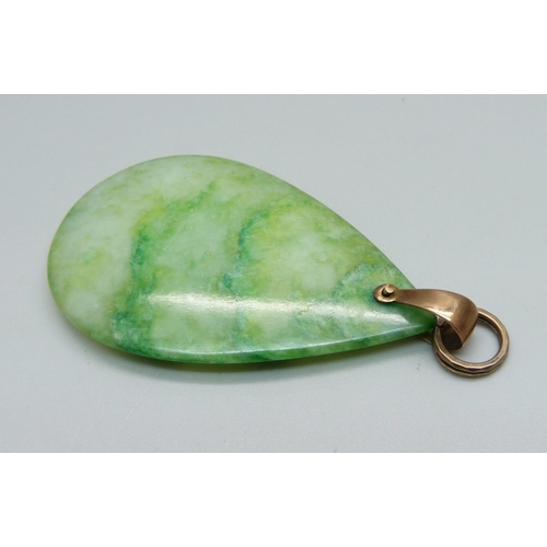 1020 - A yellow metal mounted green stone pendant, 34mm x 55mm