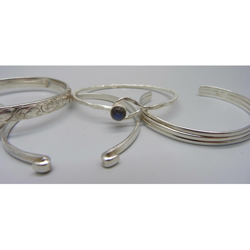 1023 - Five silver bangles, 57g