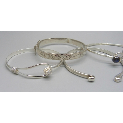 1023 - Five silver bangles, 57g